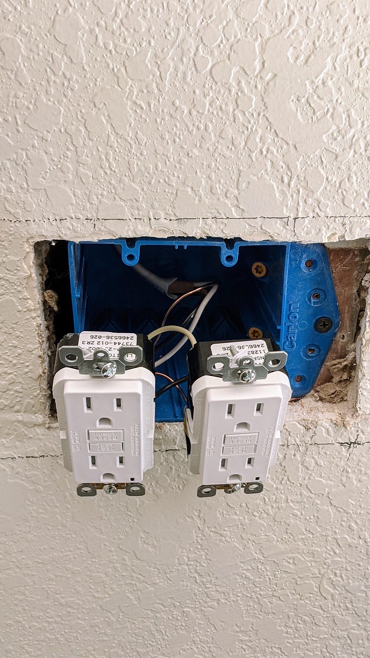 construction site, power outlet, installation, open can, electrics, flush-mounted socket, flush plug, earthing contact plug, connect the socket, open socket
