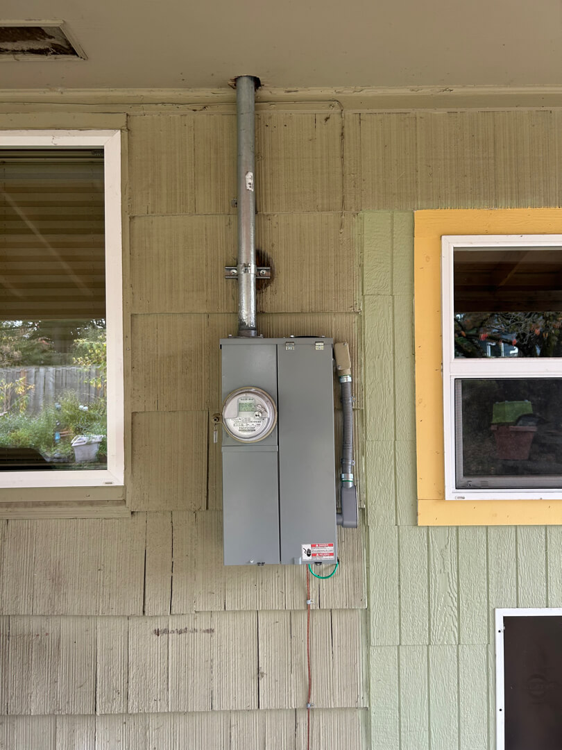 Installed 200 amp meter main combo with conduit and service mast on exterior wall in Portland OR
