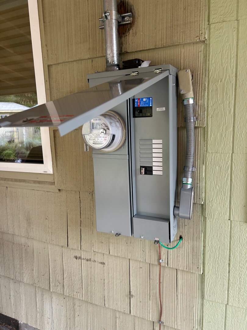 Installed 200 amp meter main combo with conduit and service mast on exterior wall in Portland OR